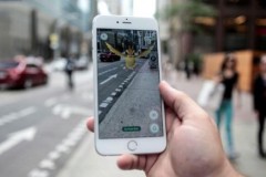 60 tuổi vẫn đi bộ 10km mỗi ngày để bắt Pokemon với bạn gái