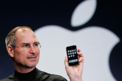 CEO Microsoft đã từng hết lời chê bai chiếc iPhone đầu tiên