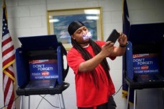 Chụp ảnh "tự sướng" khi bỏ phiếu là phạm pháp tại nhiều bang của Mỹ