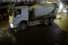 Clip thoát chết từ trong gầm xe bồn