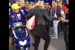 Clip Valetino Rossi có hành động đáng hổ thẹn với fan nữ