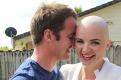 Cô gái phát hiện ung thư vú nhờ cái ôm của người yêu