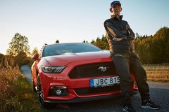 Cụ già gần 100 tuổi vẫn cầm cương “chiến mã” Ford Mustang đời mới nhất