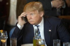 Donald Trump sử dụng điện thoại Android còn phụ tá dùng iPhone