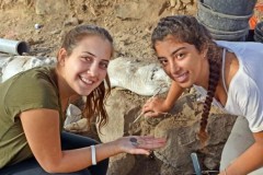 Hai nữ sinh tìm ra đồng xu 1200 tuổi