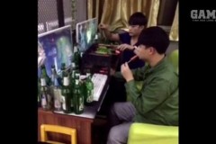 Hai thanh niên game thủ bá đạo vừa chơi game vừa làm đồ ăn tại quán net