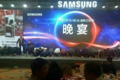 Khách hàng Trung Quốc tức giận vì Samsung quỳ gối xin lỗi