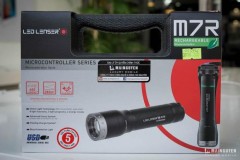 Khui vali đèn pin chuyên nghiệp LED Lenser M7R: cứng cáp, tinh xảo, 400 lumen, xài 40 giờ