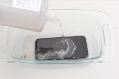 Màn đọ sức giữa iPhone 7 và acid mạnh nhất hành tinh