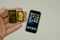 Màn tra tấn iPhone 7 bằng vàng gây sốt nhất từ trước tới nay