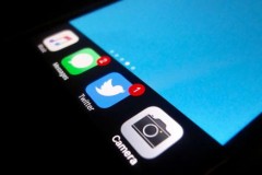 Mẹo đổi nền thư mục và thanh Dock trên iOS sang màu đen không cần jailbreak
