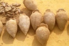 Người dân đào móng phát hiện 10 bình đất định bỏ đi, khi đập vỡ thấy cả gia tài