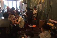 Quán net thất thủ, ông chủ QTV bất đắc dĩ phải làm bồi bàn