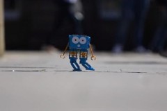 Robot nhún nhảy, đá bóng theo khả năng lập trình của trẻ em