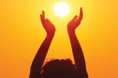 Tắm nắng 12h trưa hấp thụ nhiều vitamin D nhất