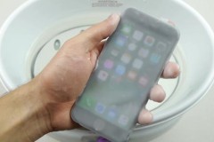 Tiếp tục ngâm iPhone 7 trong dung dịch sáp nóng
