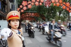 Tăng cường CSGT làm việc trong nhà ra ngoài đường phân luồng chống ùn tắc