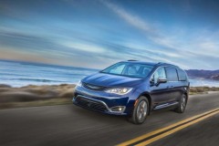 Chrysler Pacifica Hybrid 2017 chỉ tiêu thụ 2.8 lít/100km, chạy điện được 53 km