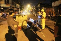 Va chạm giao thông tử vong, vợ ôm thi thể chồng khóc ngất