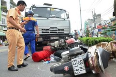 Xe bồn lao sang làn đường ngược lại tông nhiều xe máy