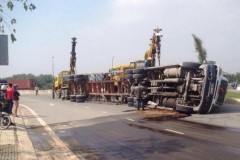 Ôm cua gấp, xe container lật ngang đường