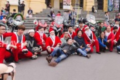 Dàn ông già Noel diễu hành bằng mô tô phân khối lớn tại Hà Nội.