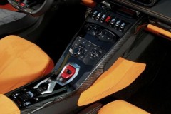 Lamborghini Huracan Spyder được độ với sợi carbon tối đa bởi VOS