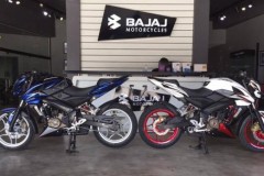 Xe naked bike Bajaj Pulsar 200NS phiên bản giới hạn ra mắt tại nước bạn Campuchia