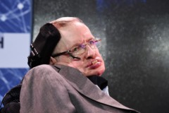 Giáo sư Stephen Hawking lập trung tâm nghiên cứu AI để đảm bảo nó không làm phản con người