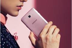 Lộ ảnh Galaxy J7 Prime màu hồng cực đẹp trên tay ca sĩ Issac