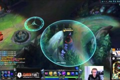 Bi hài game thủ đang Live Stream, bà mẹ mặc nội y lọt vào ống kính