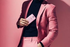 Bộ ảnh ngọt ngào của hoàng tử Issac bên cạnh chiếc Galaxy J7 Prime màu hồng vàng