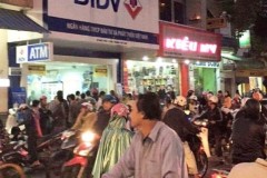 Chết cười với thanh niên cầm súng đồ chơi đi cướp ngân hàng