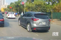 Clip Mazda CX-5 đâm gục xe máy Honda trên phố Hà Nội