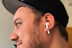 Fan cuồng khoét lỗ tai để tránh làm mất Apple AirPods