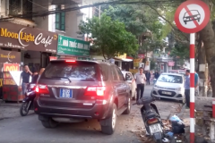 Fortuner biển xanh đi sai còn 'kê đầu' đẩy xe taxi