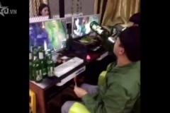 Game thủ bá đạo xích bạn gái tại quán net để thoải mái chơi game