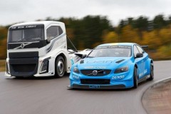 Khi xe đua Volvo S60 TC1 thách đấu siêu đầu kéo The Iron Knight