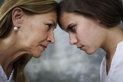 Làm phiền mẹ chồng chơi game, con dâu suýt nữa ăn hành