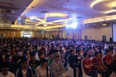 Offline Truy Kích 2 tuổi - Game thủ “tắm” trong mưa quà tặng tại công viên Đầm Sen