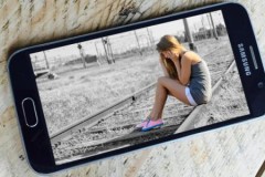 Tạo hiệu ứng ảnh trắng đen với vùng màu nổi bật ngay trên smartphone