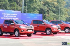 Toyota Việt Nam tặng xe Hilux cho 3 tỉnh