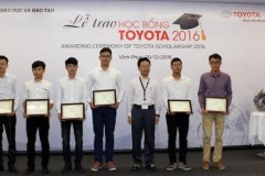 Toyota Việt Nam trao học bổng và phụ tùng ôtô cho 16 trường Đại học