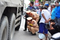 Xe tải va chạm với xe đạp điện, nữ sinh 16 tuổi tử vong