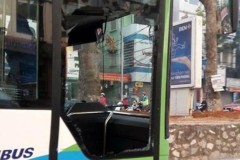Bị taxi tạt đầu, xe buýt nhanh vỡ kính