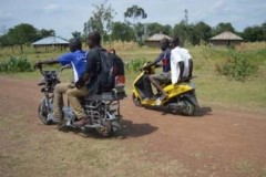 Cái khó ló cái khôn: Tìm hiểu xe máy điện chạy bằng năng lượng mặt trời ở Kenya