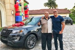 Dwayne Johnson tặng cha một chiếc Ford Explorer vào dịp Giáng Sinh