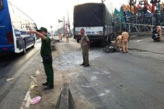 Xe tải lao qua làn xe máy tông chết người