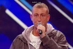 Chàng trai run rẩy không cầm nổi míc, nhưng khi cất giọng hát cả hội trường nín lặng