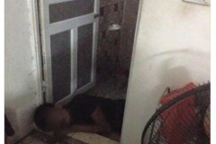 Chủ quán net bối rối khi gặp khách hàng say xỉn ngủ gục trong quán net